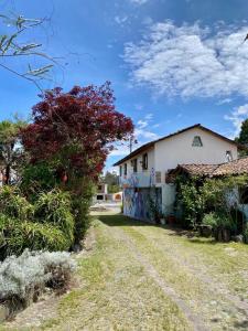 una casa con dei graffiti sul lato di Pakarina Hospedaje Familiar a Cotacachi