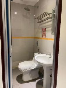 un baño con lavabo e inodoro en Hotel Double Star Klia, en Sepang