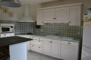 Η κουζίνα ή μικρή κουζίνα στο gite de la voie ferrée