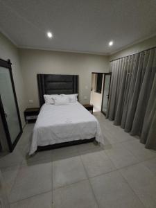 沃姆巴斯Bona Kgole Private Game Lodge, Mabalingwe的房间里有一张白色大床的卧室 更多23张照片