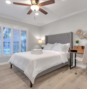 En eller flere senge i et værelse på Arcadia Family House