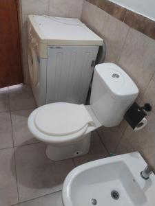 un bagno con un water bianco e un lavandino di Mate host 2 a Córdoba 1 altra foto