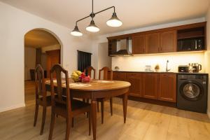 Nhà bếp/bếp nhỏ tại Old Town Penthouse 2 Bedroom Suite on Two Floors