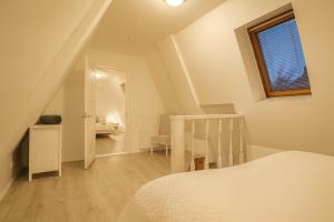 Giường trong phòng chung tại Old Town Penthouse 2 Bedroom Suite on Two Floors