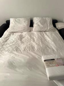 Ένα ή περισσότερα κρεβάτια σε δωμάτιο στο Le Baulnéaire, Vue Mer, Plage à Pied, Parking Privé