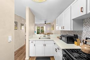 Nhà bếp/bếp nhỏ tại Casa Aloha Designer Condo w Oceanfront Pool