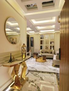 Χώρος καθιστικού στο The Grand Signature Suite with Private Balconies