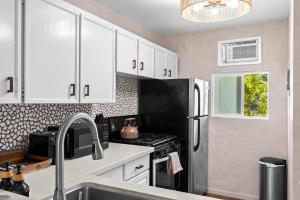 Nhà bếp/bếp nhỏ tại Casa Aloha Designer Condo w Oceanfront Pool