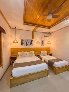 Una cama o camas en una habitación de Eco Palm Maldives
