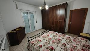 FarindolaAmelia Sweet Home - Farindola的一间卧室配有一张带花卉棉被的床