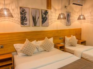 Una cama o camas en una habitación de Eco Palm Maldives 41 fotos más