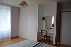 Ένα ή περισσότερα κρεβάτια σε δωμάτιο στο gite de la voie ferrée