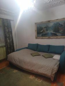 克拉约瓦Apartament Rovine的卧室里有一张床，墙上挂着一幅画 更多5张照片