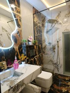 Ένα μπάνιο στο The Grand Signature Suite with Private Balconies +40 φωτογραφίες