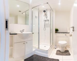 ein Badezimmer mit Dusche, Toilette und Waschbecken in der Unterkunft Modern High-Floor 3BR with Terrace & Thames View in Kew Bridge + 39 Fotos