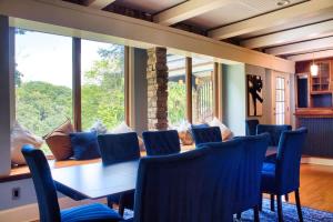 Χώρος καθιστικού στο Creekside Haven with Dock & Scenic Views