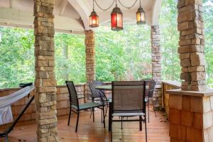 Κήπος έξω από το Creekside Haven with Dock & Scenic Views +22 φωτογραφίες