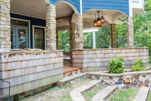 Κήπος έξω από το Creekside Haven with Dock & Scenic Views