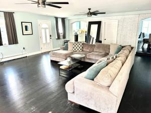 Khu vực ghế ngồi tại Solomons Island 6BR Family Getaway