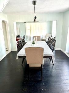 Khu vực ghế ngồi tại Solomons Island 6BR Family Getaway