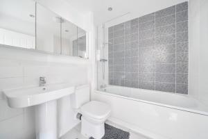 Ένα μπάνιο στο Single Room with WiFi & Amenities In Reading