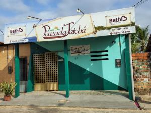 Un edificio con un cartel encima en Pousada Jatobá, en Barreirinhas