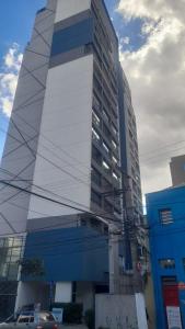 a tall building with a car parked in front of it at Studio Metrô Tucuruvi in São Paulo +3 photos