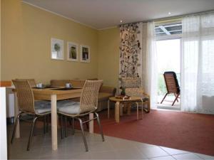 een woonkamer met een houten tafel en stoelen bij elegant eingerichtete Ferienwohnung in Granzow +29 foto's
