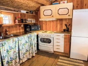 una cucina con piano cottura bianco e frigorifero di 5 person holiday home in ÅSEDA a Åseda Altre 21 foto
