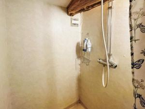 e bagno con doccia e tenda. di 5 person holiday home in ÅSEDA a Åseda