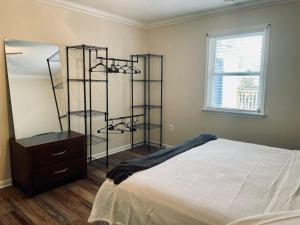 En eller flere senge i et værelse på Waterfront Views with King Bed in Solomons Island