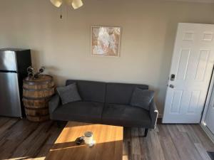 Et opholdsområde på Waterfront Views with King Bed in Solomons Island