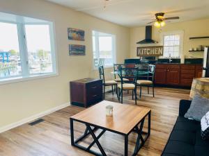 Køkken eller tekøkken på Waterfront Views with King Bed in Solomons Island + 19 billeder