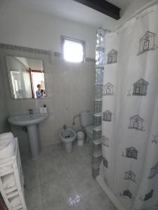 een man die een foto neemt van een badkamer bij Casa Tomás - Zona Rural in Fasnia