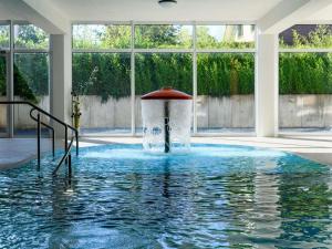 a fountain in the middle of a swimming pool at elegant eingerichtete Ferienwohnung in Granzow