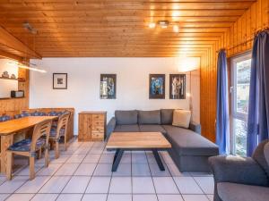 una sala de estar con un sofá y una mesa en Ferienhaus im skandinavischen Stil, en Granzow