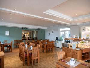 a dining room with wooden tables and chairs at elegant eingerichtete Ferienwohnung in Granzow
