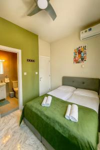 zieloną sypialnię z łóżkiem z 2 białymi poduszkami w obiekcie Smart Comfort RoomN2 with Private Bathroom in best Location Beach 250m w mieście Limassol