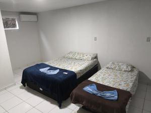 een kamer met 2 bedden bij Ouro branco Mossoró RN in Mossoró