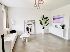 翁纳LilaMoon的带沙发和桌子的白色客厅