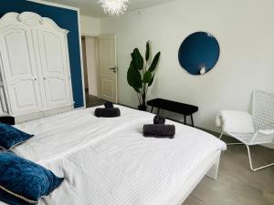 翁纳LilaMoon的卧室里有一张白色的大床和一把椅子 更多35张照片