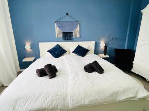 ein weißes Bett mit zwei braunen Kissen darauf in der Unterkunft LilaMoon in Unna + 35 Fotos