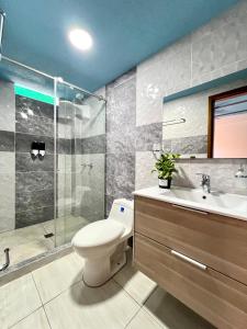 a bathroom with a toilet and a shower and a sink at Cristo Rey Hostal Campestre Cali in Cali +116 photos