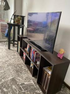 Η βιβλιοθήκη του δωματίου σε οικογενειακή κατοικία