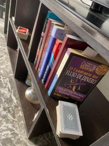 Η βιβλιοθήκη του δωματίου σε οικογενειακή κατοικία +2 φωτογραφίες