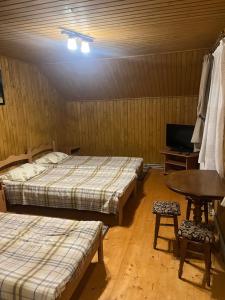 En eller flere senge i et værelse på Cottage біля річки