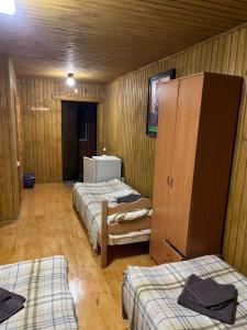 En eller flere senge i et værelse på Cottage біля річки + 16 billeder