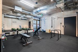 une salle de sport avec des appareils d'exercice dans une grande salle dans l'établissement Baker Balcony Apartment, à Brno
