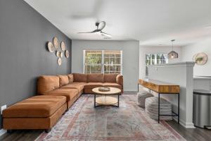 Χώρος καθιστικού στο Boho Ferry- Mins from Credit One- Pet Friendly