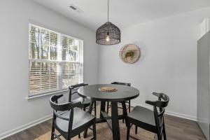 Φωτογραφία από το άλμπουμ του Boho Ferry- Mins from Credit One- Pet Friendly στο Τσάρλεστον +30 φωτογραφίες